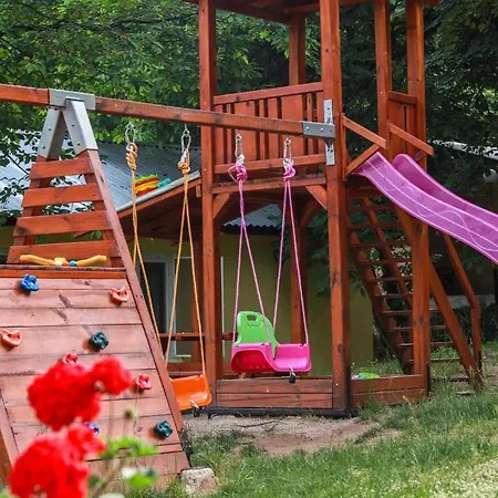Къща за гости Ideal Bungalow For 2 Or 3 Guests Surrounded By A Lovely Garden Камена