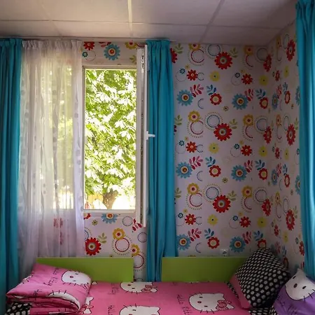 Ideal Bungalow For 2 Or 3 Guests Surrounded By A Lovely Garden Къща за гости