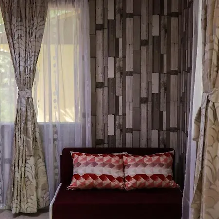 Ideal Bungalow For 2 Or 3 Guests Surrounded By A Lovely Garden Къща за гости Камена