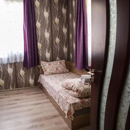 Ideal Bungalow For 2 Or 3 Guests Surrounded By A Lovely Garden Камена